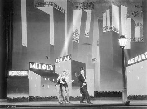 ¿Deseas un viaje cinematográfico a 1928 lleno de drama familiar y la estrella incomparable Xavier Cugat? ¡Descubre The Broadway Melody!